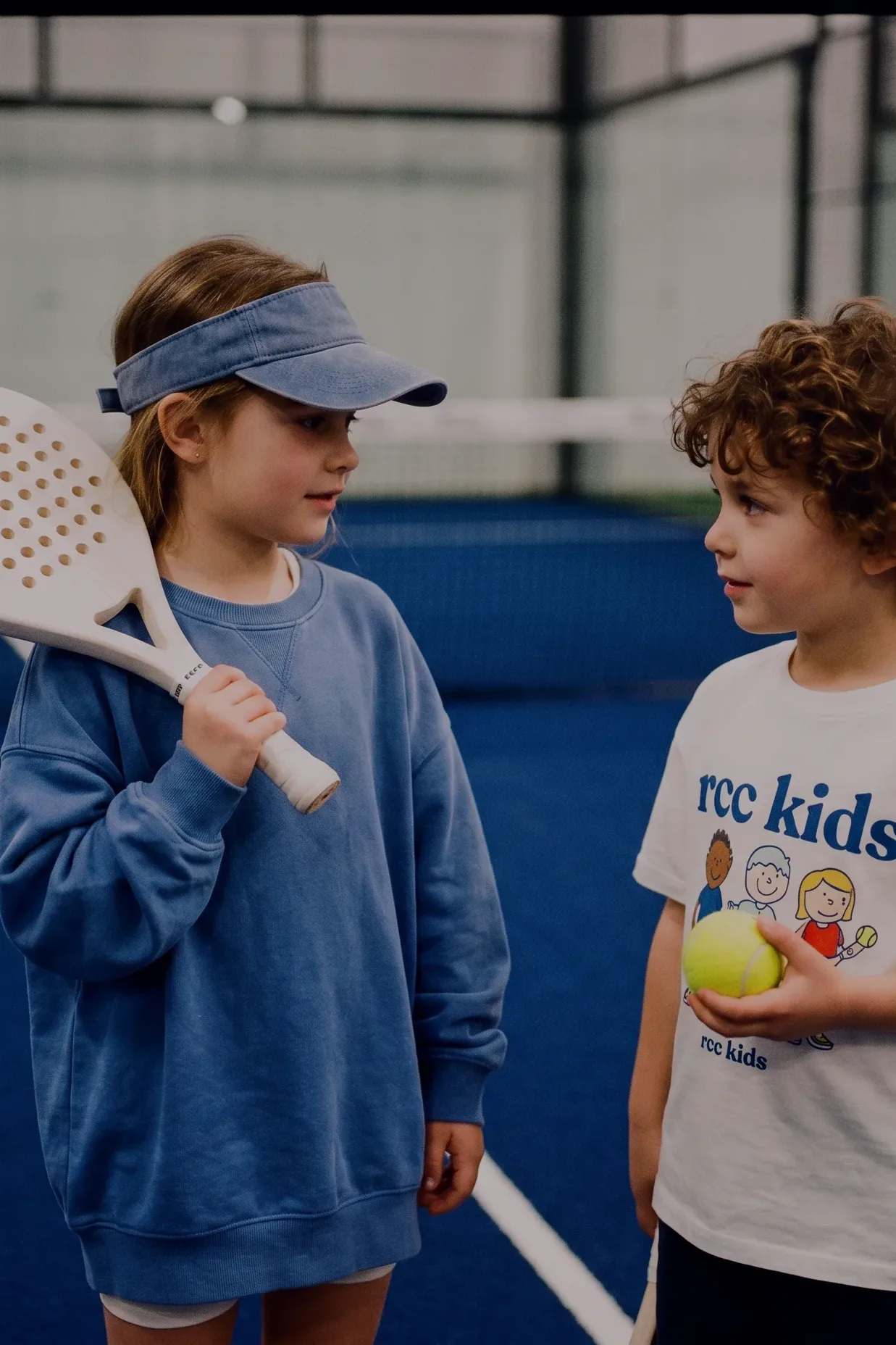 Юные игроки на корте RCC Padel